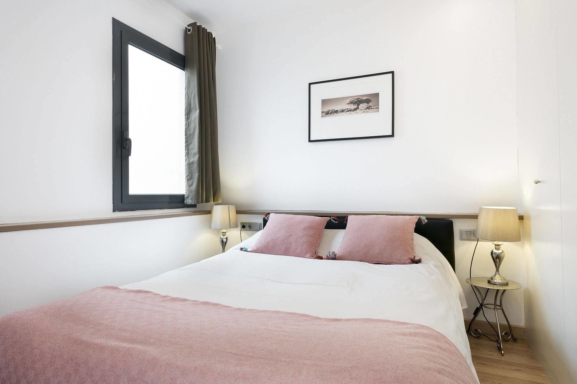 Aspasios Las Ramblas Apartments Barcelona Exterior photo